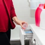 Come sprecare meno acqua, sapone e ammorbidente quando si lavano i vestiti