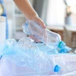 Gli scienziati avvertono dei rischi del riutilizzo delle bottiglie di plastica per bere l’acqua