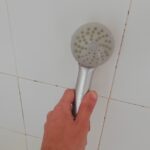 Come rimuovere il calcare dal soffione della doccia