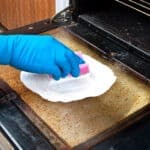3 Trucchi casalinghi per pulire facilmente un forno