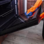 Il modo migliore per pulire a fondo il tuo forno da cucina
