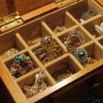 12 idee per conservare collane e gioielli