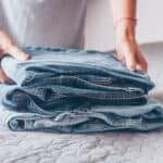 5 trucchi per pulire i jeans senza lavatrice