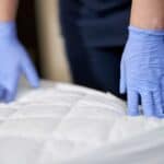Come pulire e rimuovere le macchie dal materasso: consigli semplici ed efficaci