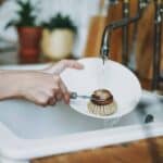 8 Errori che commettiamo quando laviamo i piatti a mano