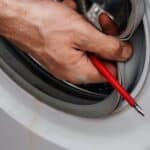 Come pulire la gomma della lavatrice e rimuovere la muffa in maniera semplice