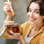 6 motivi per cui il tuo corpo ti ringrazierà per aver mangiato un cucchiaio di miele ogni giorno
