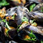 Aggiungi vino bianco e prezzemolo e il tuo sauté di cozze sarà squisito! Ecco come prepararlo