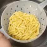 Non butterai più l’acqua di cottura della pasta: non ci crederete ma è davvero utile in cucina