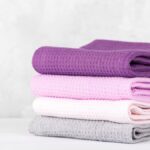 Asciugamani, lenzuola, stracci da cucina… Ogni quanto vanno lavati?