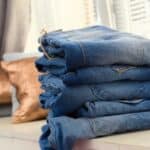 Come lavare i jeans per farli durare più a lungo (il trucco che evita l’usura)