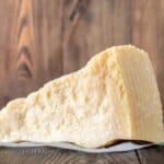 La crosta del formaggio si può mangiare? Bella domanda, ecco la risposta