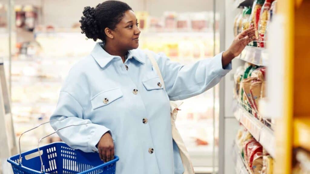 woman grocery shopping 2022 08 11 15 32 20 utc
