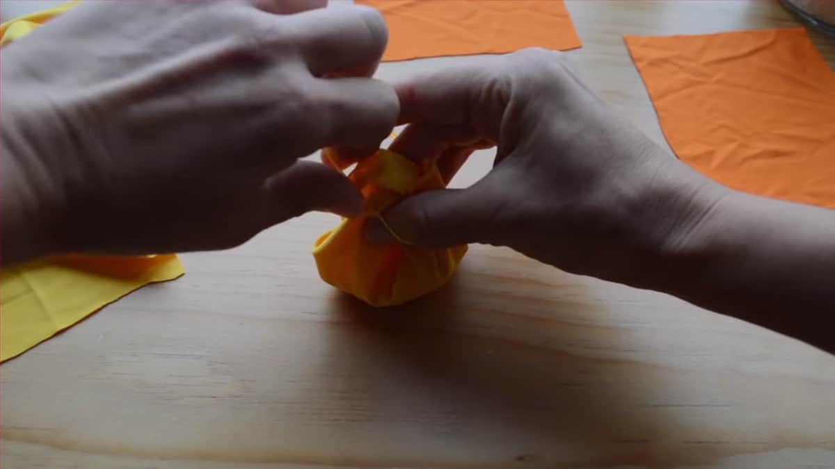 Crea dei sacchetti con del sale grosso o del riso e mettili nell