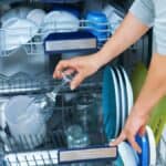 Ecco 7 cose da non mettere MAI in lavastoviglie
