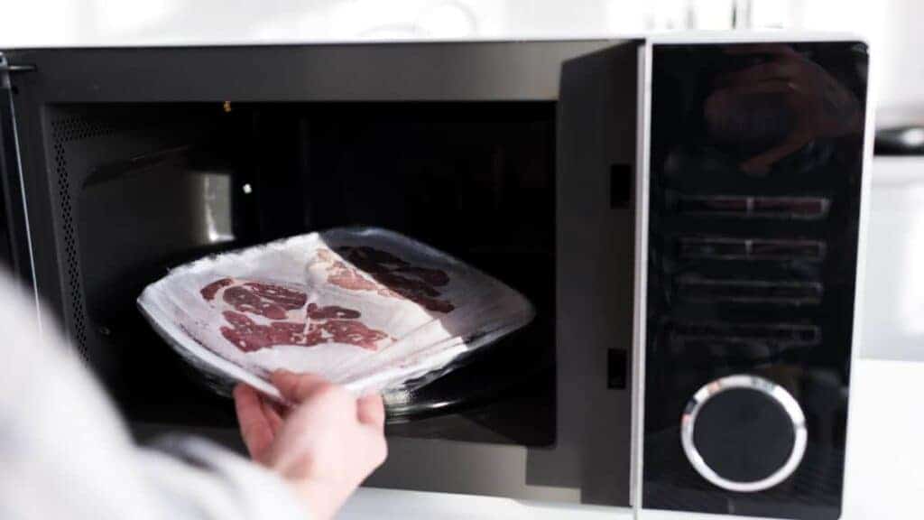 Perché non dovresti scongelare la carne nel microonde