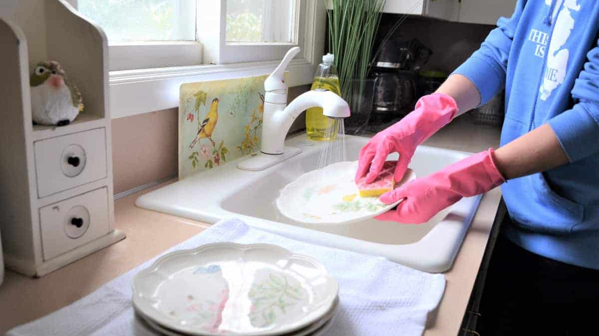 5 errori che fai quando lavi i piatti a mano