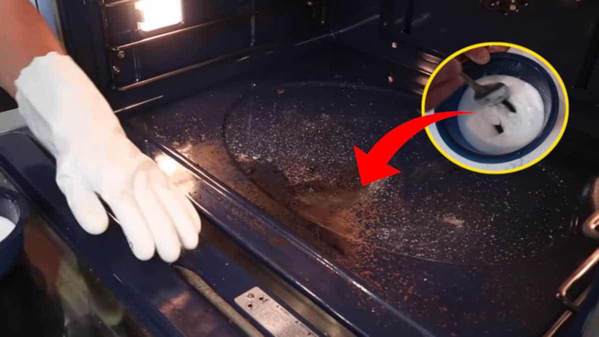 L’uomo mostra un modo semplice per pulire il forno senza prodotti chimici aggressivi ed è anche uno dei più veloci