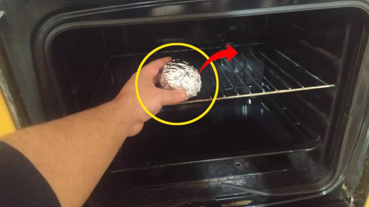 Basta usare 1 pallina di carta stagnola nel forno per eliminare un problema molto diffuso