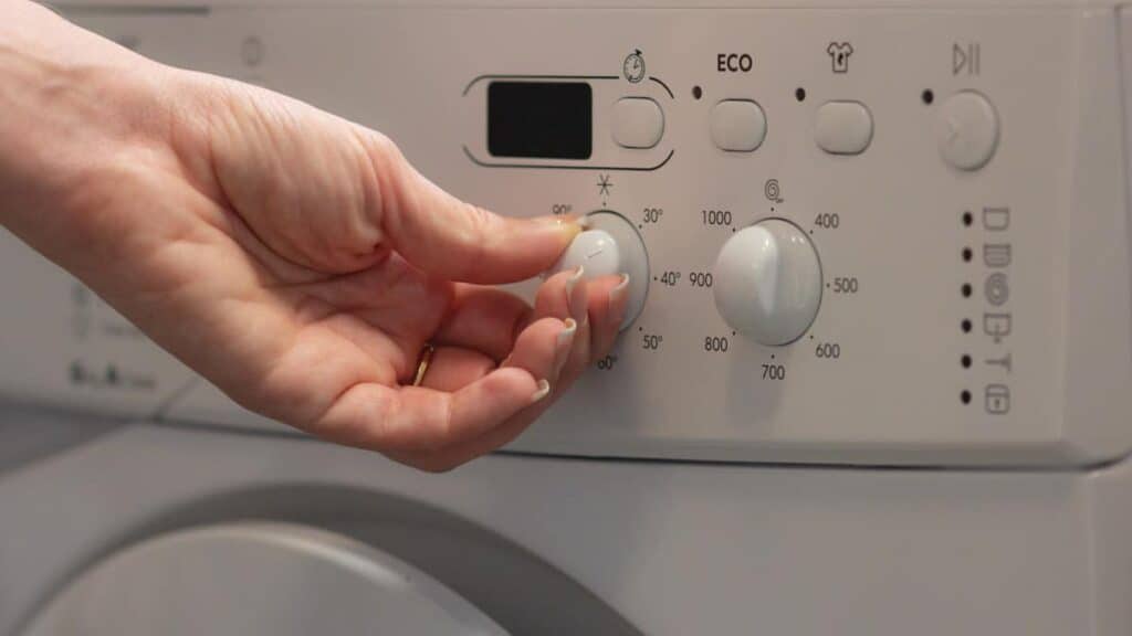 Lavi le lenzuola a 60 gradi? Stai sbagliando, ecco la temperatura giusta  --- (Fonte immagine: https://rimediincasa.com/wp-content/uploads/2023/01/woman-switches-the-temperature-in-the-washing-mach-2022-10-26-06-04-28-utc-1-1024x576.jpg)