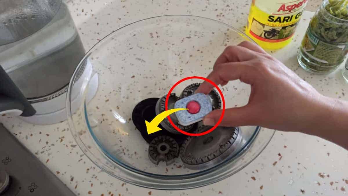 Il metodo delle pastiglie per lavastoviglie per pulire i bruciatori del piano cottura