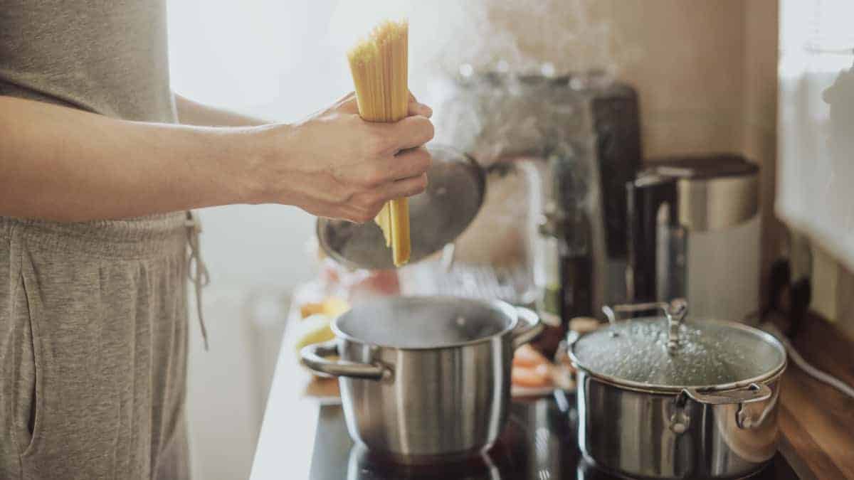 Lo sapevi che puoi cucinare la pasta a fuoco spento? Un metodo geniale per risparmiare soldi