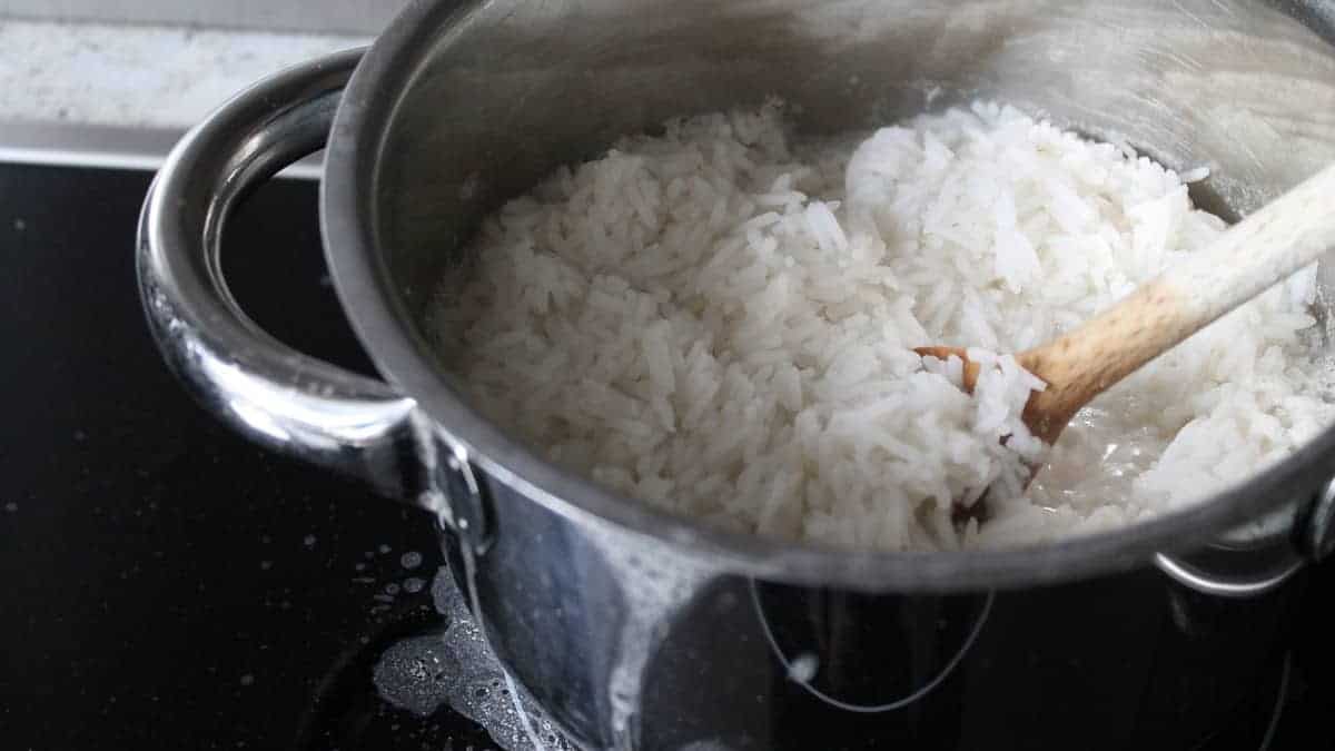 Il trucco per cucinare il riso: non ci sarà bisogno di girarlo in continuazione e si cuoce in 13 minuti senza attaccarsi!