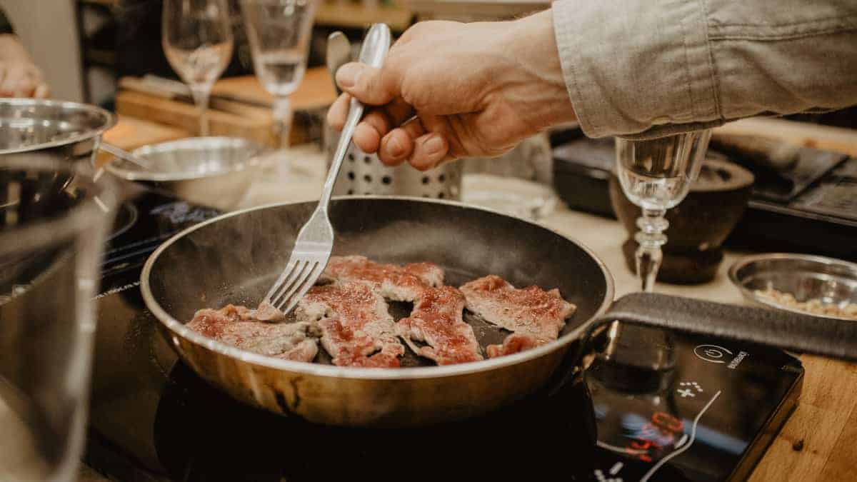 Per quale motivo la carne si restringe durante la cottura: ecco i motivi e come poterlo evitare