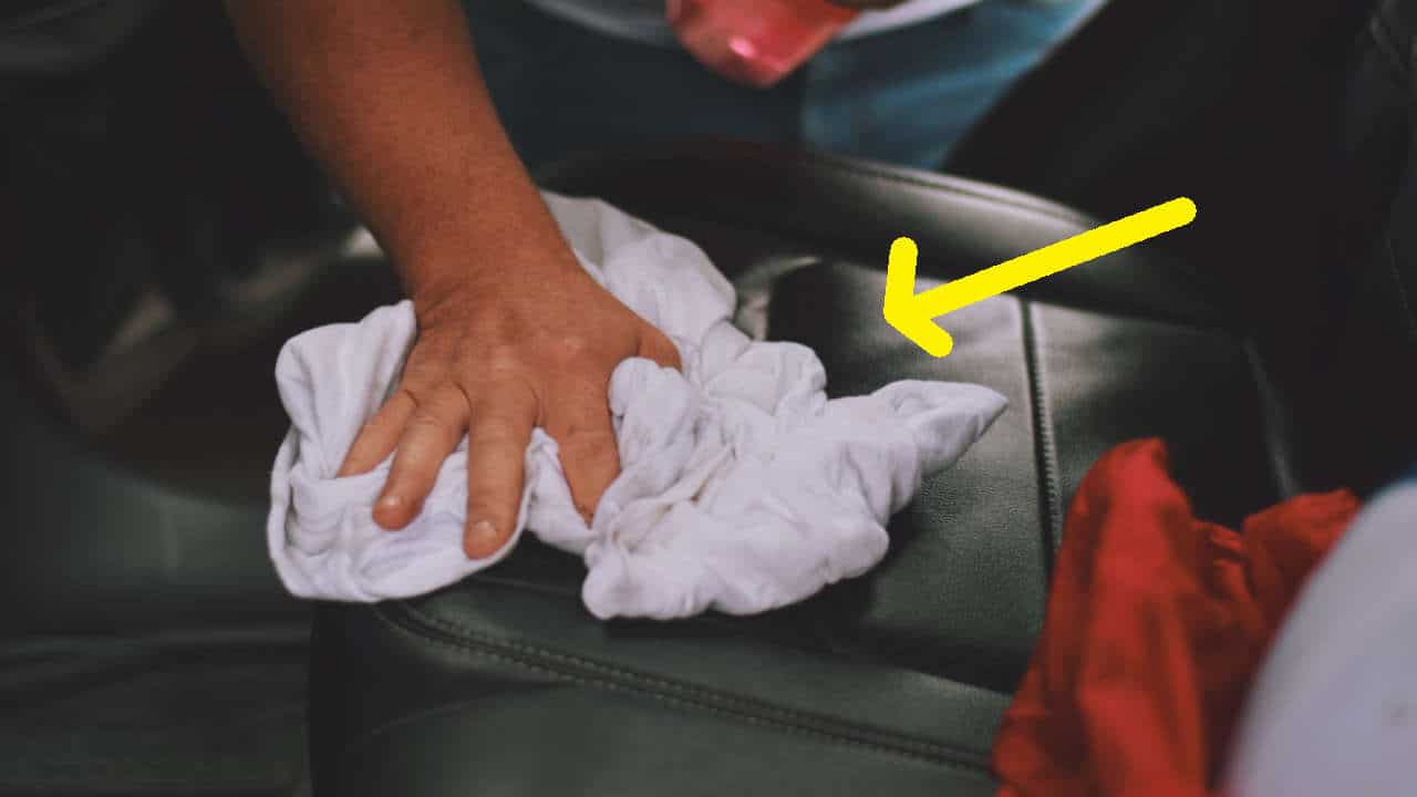 Una donna condivide un brillante trucco per rimuovere le macchie dai sedili delle auto in tessuto