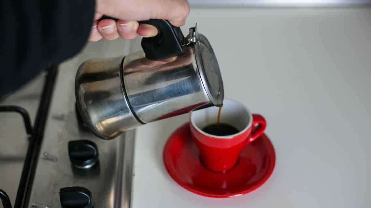 Riscaldare il caffè del giorno prima: ecco tutto quello che dovete sapere su questa pratica