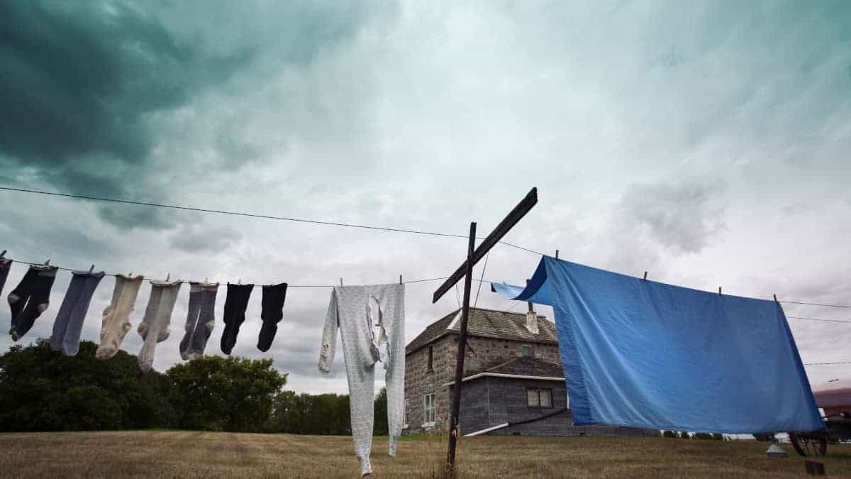 Bucato: un metodo sorprendente per asciugare rapidamente i vestiti durante la pioggia.