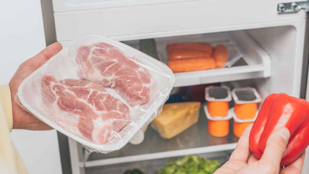 Come scongelare rapidamente la carne: il trucco infallibile da provare