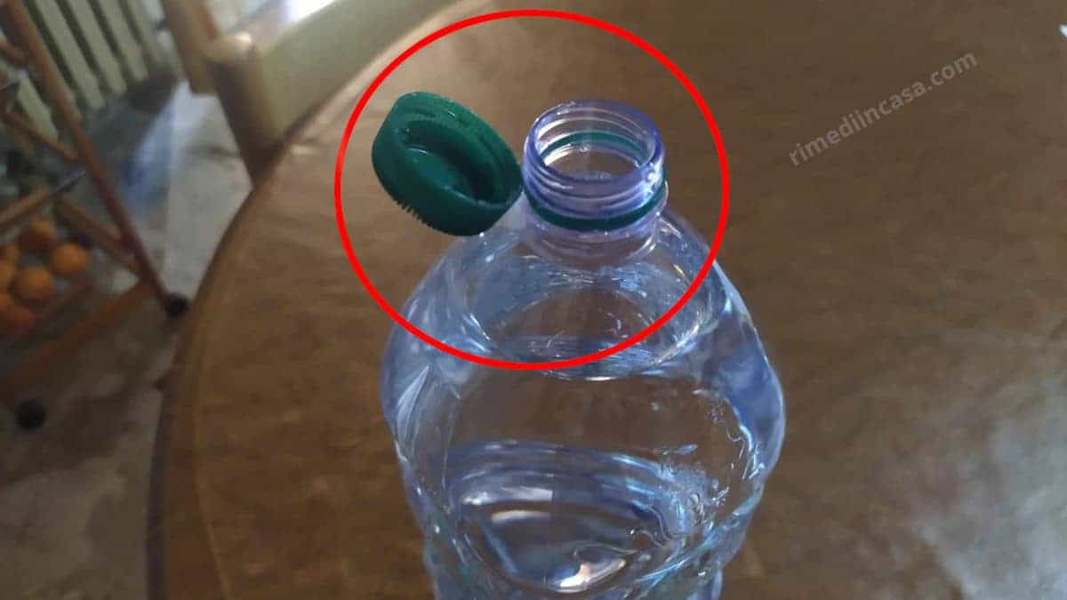 Per quale motivo i tappi sono ormai permanentemente attaccati alle bottiglie di plastica?