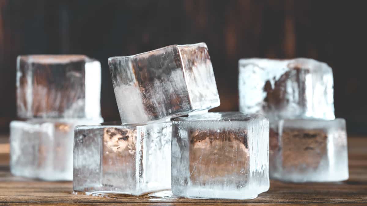 Il trucco per far congelare i cubetti di ghiaccio più velocemente
