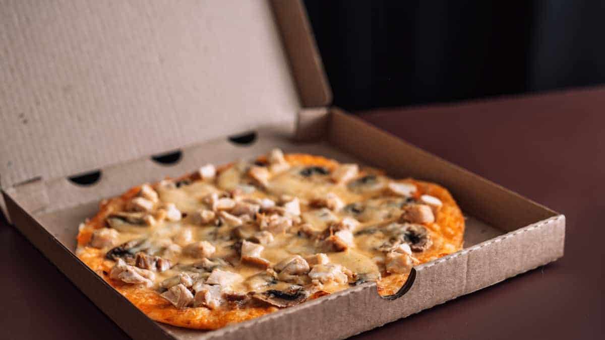 Perché le scatole della pizza sono quadrate mentre la pizza è tonda? La ragione è sorprendente