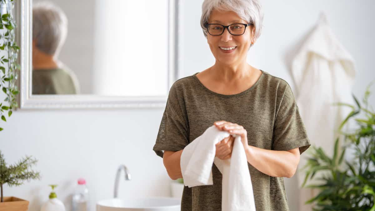 Perché gli asciugamani diventano ruvidi e duri? Ecco i 4 motivi più comuni