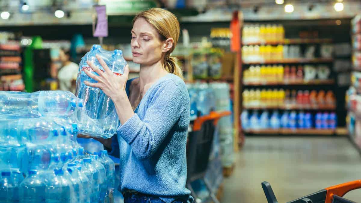 L’acqua scade? Informazioni essenziali riguardo l’etichettatura e la conservazione.