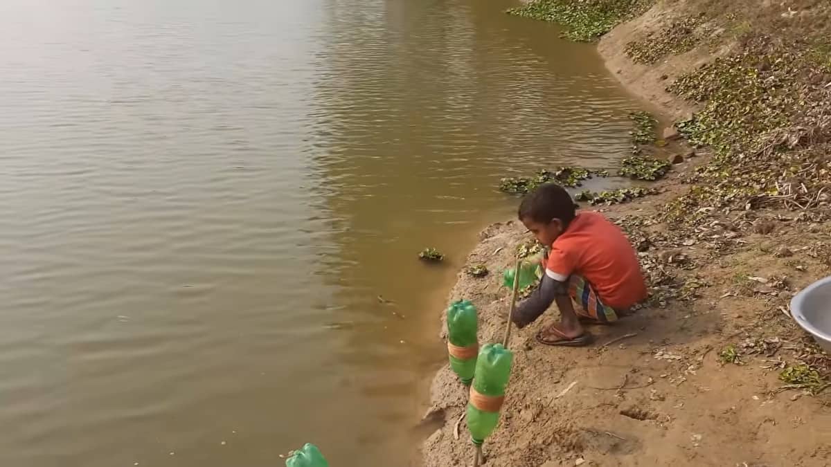 Il ragazzino usa bottiglie di plastica per pescare e ottiene 17 milioni di visualizzazioni (VIDEO)