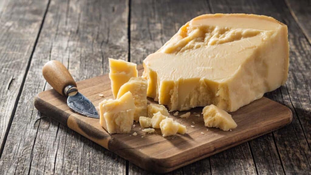Metodi efficaci per la conservazione prolungata del parmigiano e altri formaggi stagionati  --- (Fonte immagine: https://rimediincasa.com/wp-content/uploads/2023/10/formaggio-1024x576.jpg)