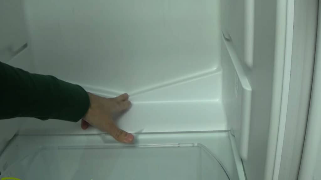 Perché il frigorifero perde acqua? Cause e soluzioni  --- (Fonte immagine: https://rimediincasa.com/wp-content/uploads/2023/10/frigo2-1024x576.jpg)
