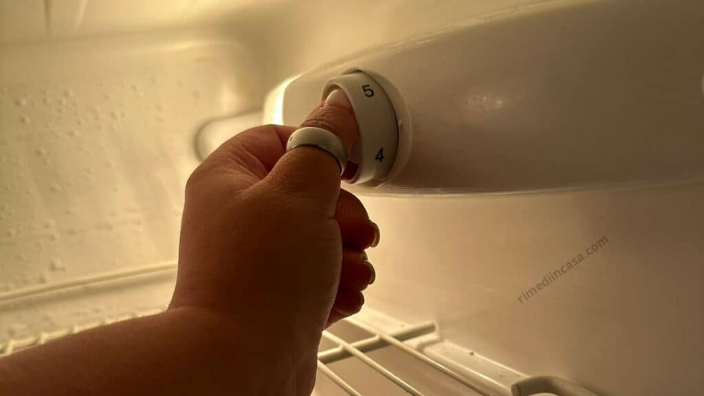Impostare la giusta temperatura del frigorifero: suggerimenti e regole da rispettare  --- (Fonte immagine: https://rimediincasa.com/wp-content/uploads/2023/10/frigo3-1024x576.jpg)