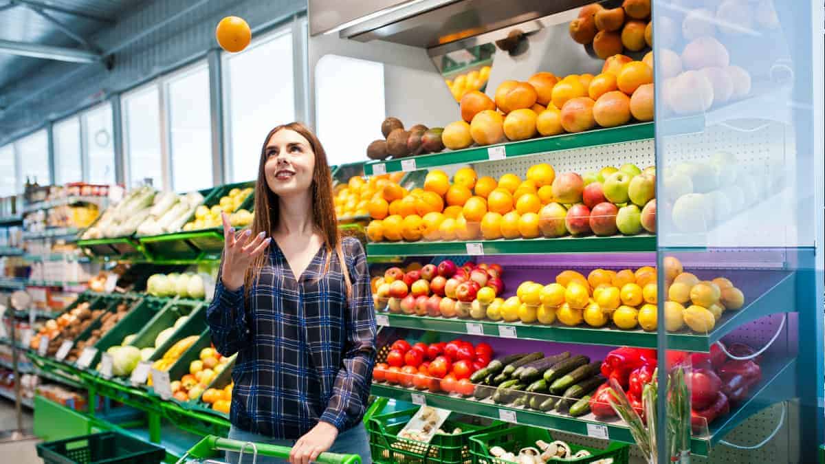 Strategie dei supermercati: il motivo per cui frutta e verdura si trovano all’entrata