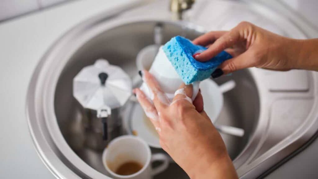 Come utilizzare le pastiglie della lavastoviglie in modi alternativi: scopri le loro diverse utilità in casa  --- (Fonte immagine: https://rimediincasa.com/wp-content/uploads/2023/10/pastiglia2-1024x576.jpg)