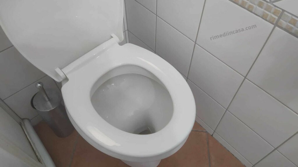 Il mio bagno resta profumato 24 ore con questo trucco che mi ha insegnato un idraulico  --- (Fonte immagine: https://rimediincasa.com/wp-content/uploads/2023/11/aceto1-1024x576.jpg)
