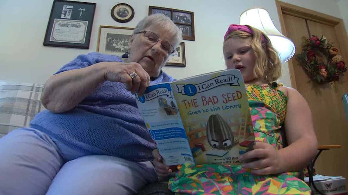 Piccola di 7 anni visita anziani in una casa di cura e legge storie porta a porta
