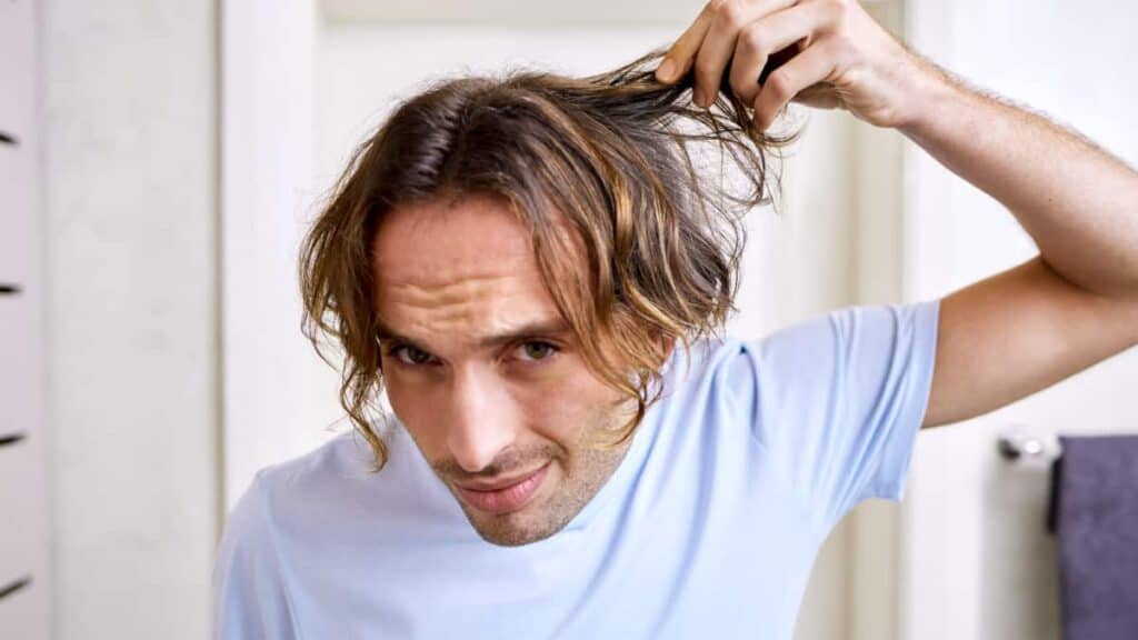 Lo stress può causare l'ingrigimento dei capelli.