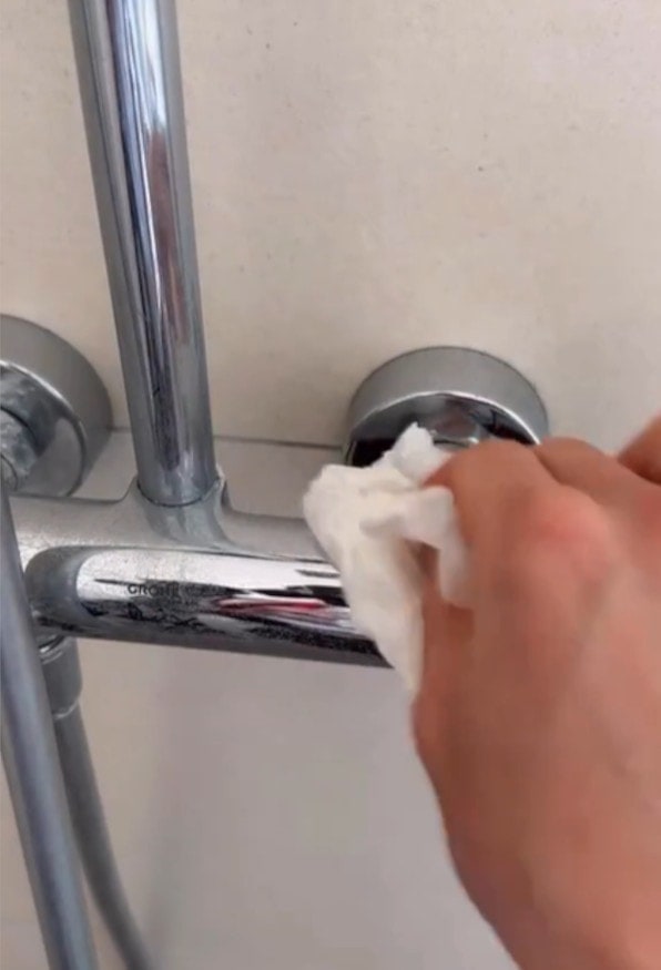 Come pulire la doccia con la carta da forno