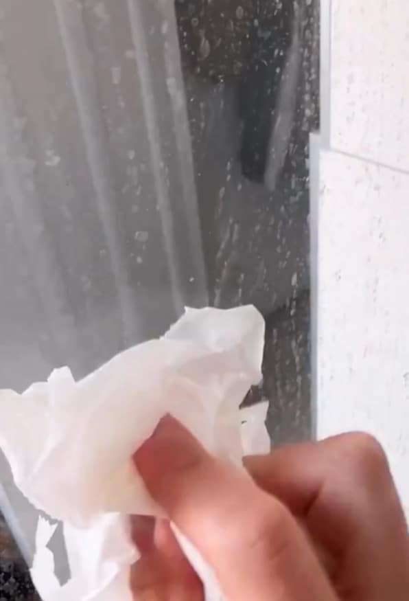 Come pulire la doccia con la carta da forno