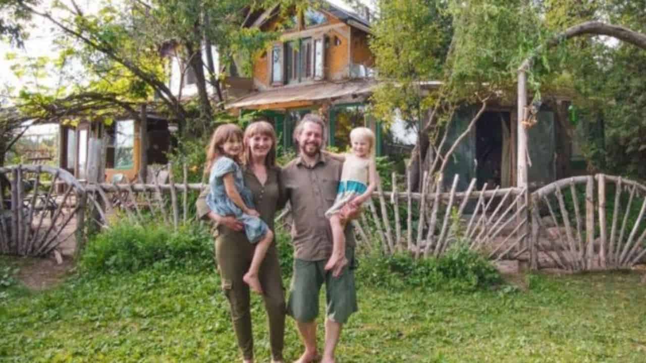 Questa famiglia abita in un’ecologica casa di argilla costruita con meno di 1000 dollari, zero bollette per 13 anni