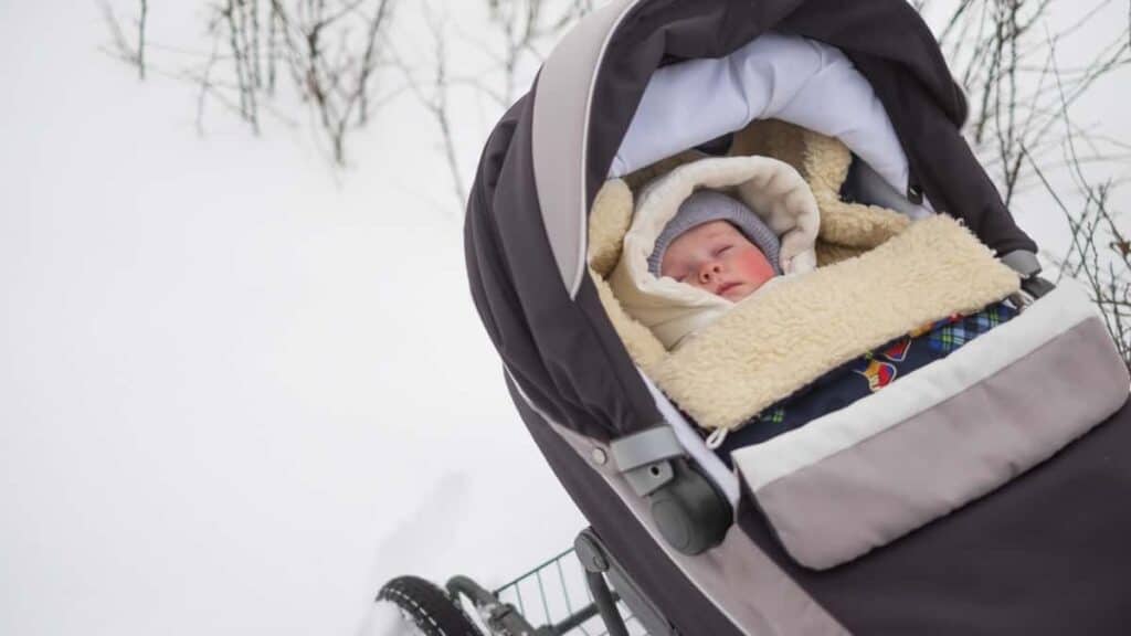 I genitori nei paesi nordici fanno fare un pisolino ai loro bambini all’aperto a temperature sotto lo zero